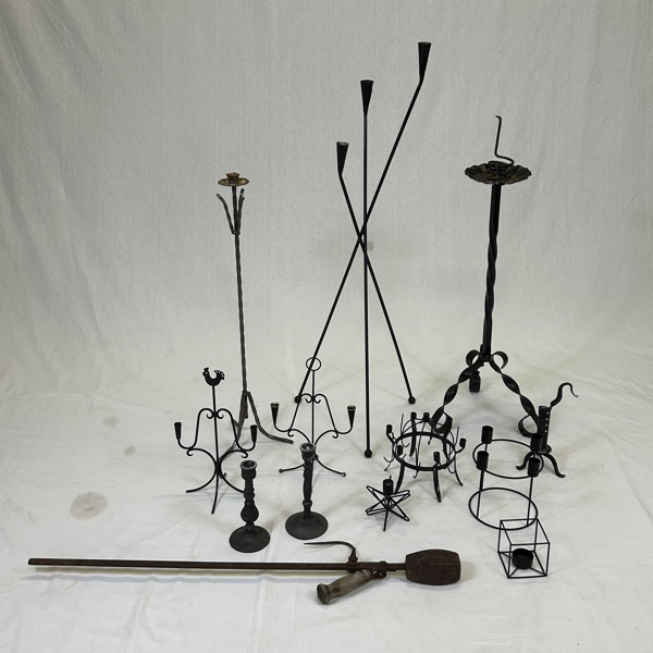 Parti ljusstakar i smide, samt våg, "Bessman".