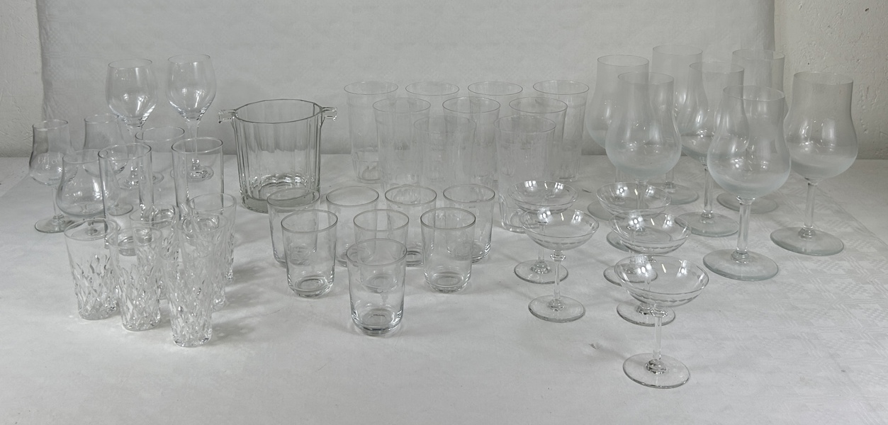 Diverse glasföremål.