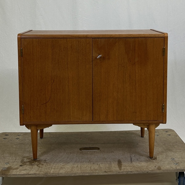 Mindre skåp, teak, "Sonett", JHM, Tenhult, 1900-talets mitt.