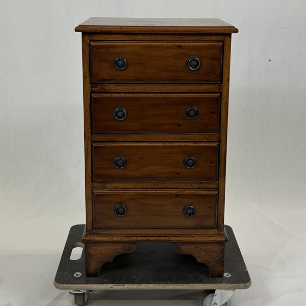 Mindre byrå, engelsk stil, 1900-tal.