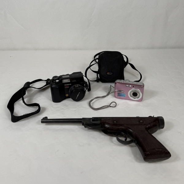 Kameror, 2st, samt en luftpistol.