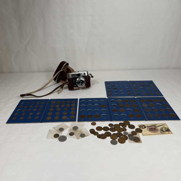 Mynt och sedlar, samt en kamera.