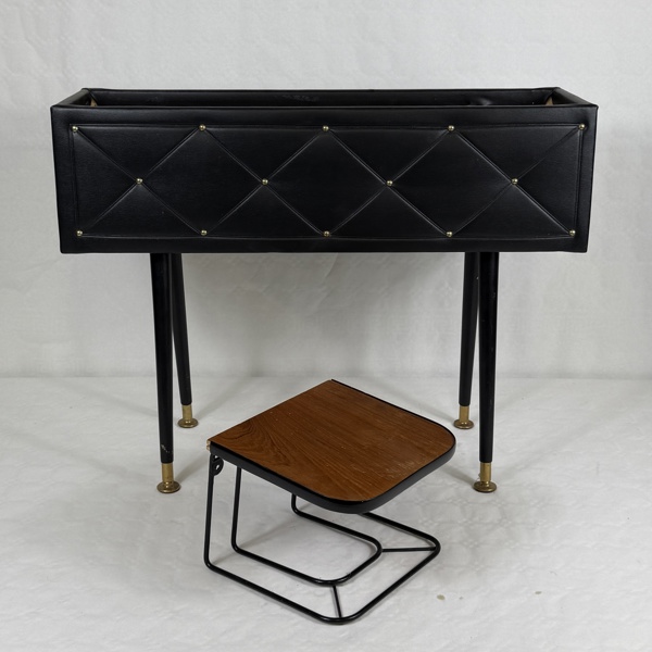 Blombord och telefonhylla, 1900-talets mitt.