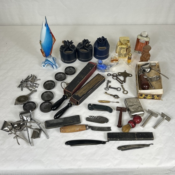 Diverselåda bla Rakknivar.