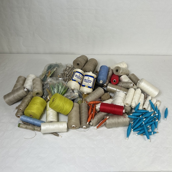 Parti garn och sytråd.