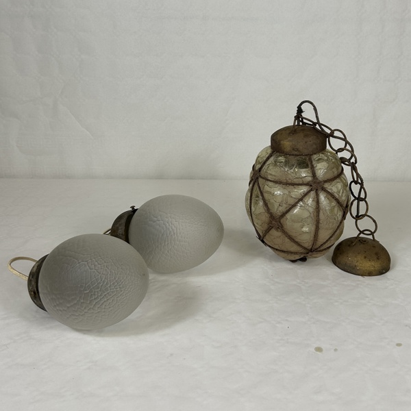 Fönsterlampor, ett par, samt en taklampa.