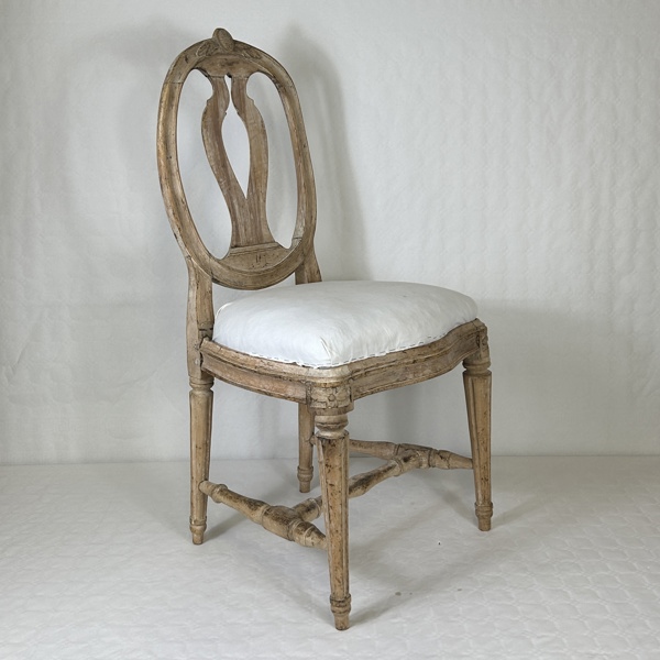 Stol, gustavianskt Stockholmsarbete, märkt med Stockholms stolmakarämbetes sigill, 1700-tal.