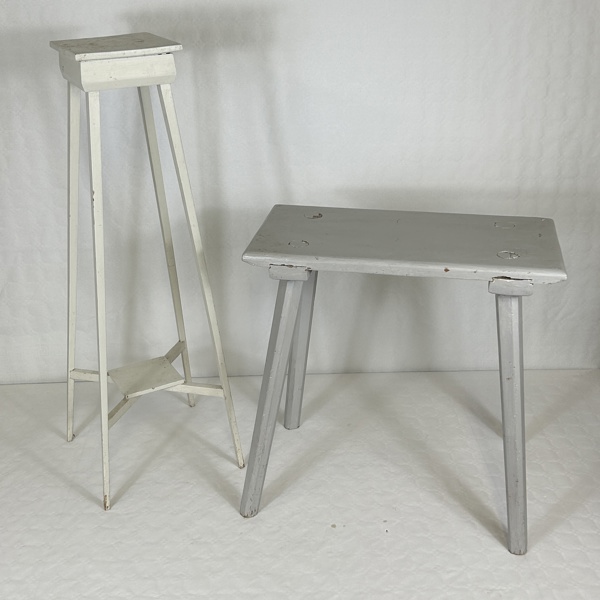 Pall och piedestal, bemålade.