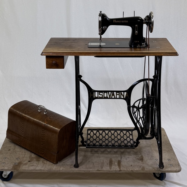 Symaskin med bord, Husqvarna, 1900-tal.