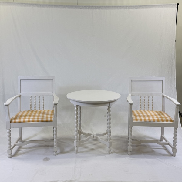 Stolar, ett par, med ett bord.