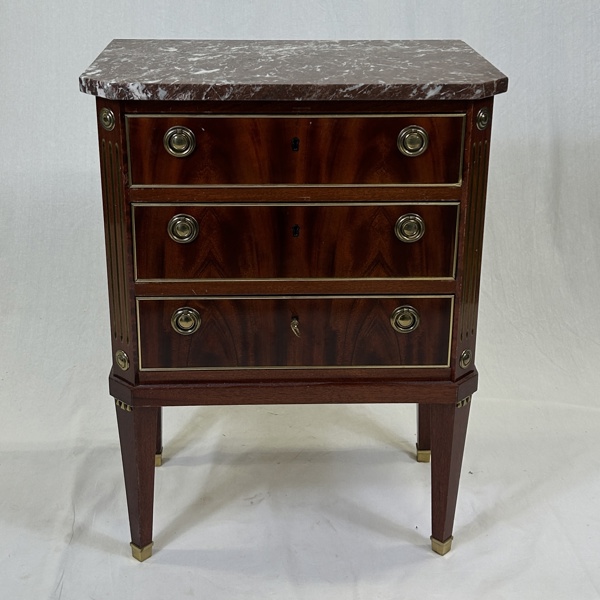 Byrå, gustaviansk stil, 1900-tal.