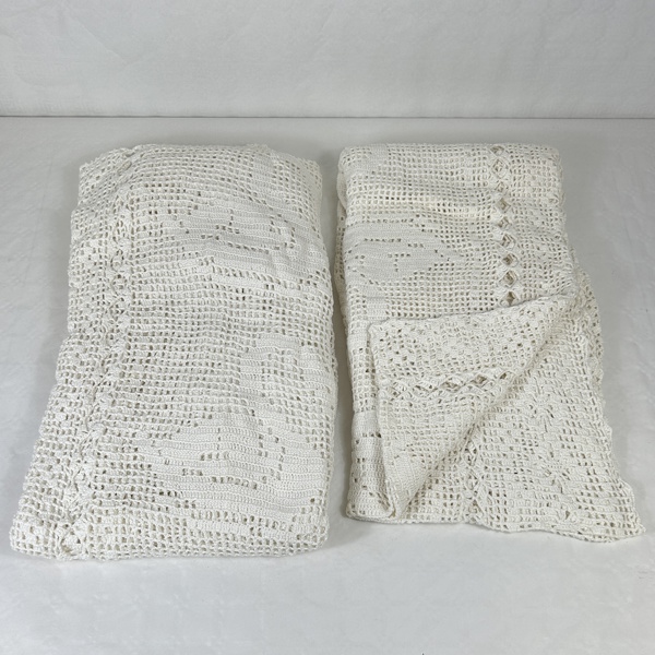 Överkast, 2st, virkat, 1900-tal.