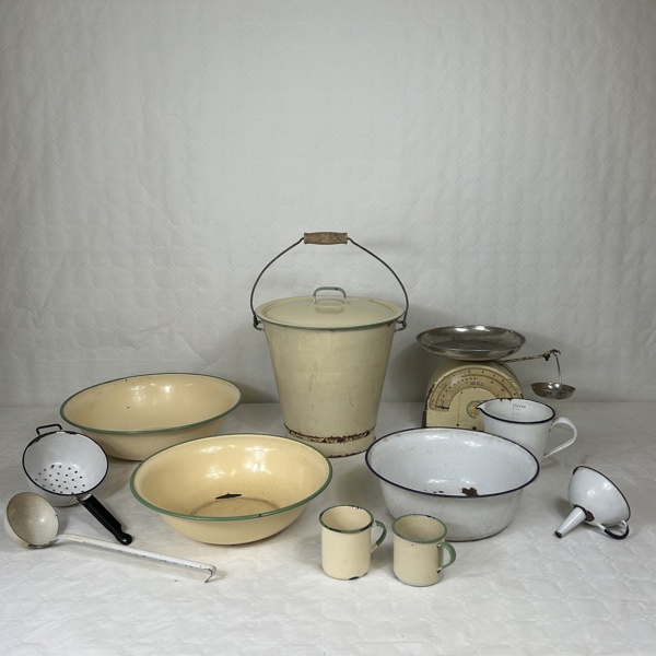 Emaljerat, 11 delar, 1900-tal.