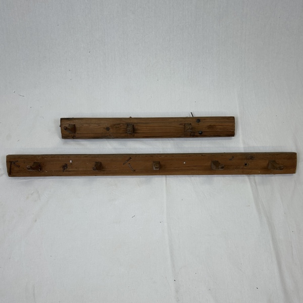 Klädhängare, 2st, allmoge.