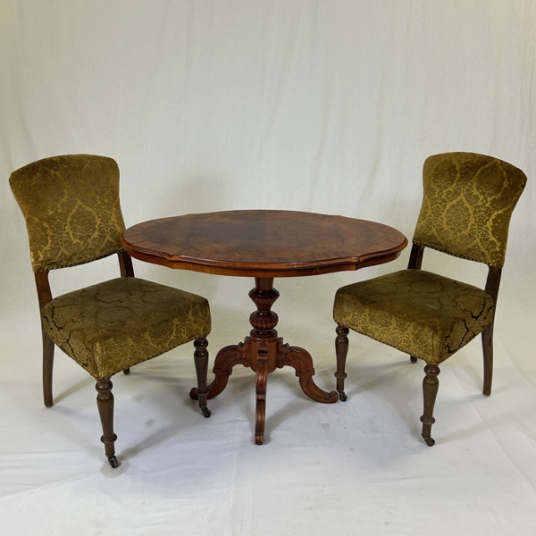 Stolar, ett par, samt ett pelarbord, 1900-tal.