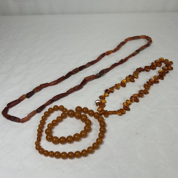 Halsband, 3st, bärnsten.