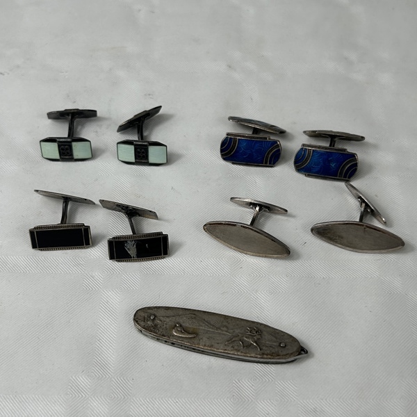 Manschettknappar, 4 par, samt en fickkniv, silver.