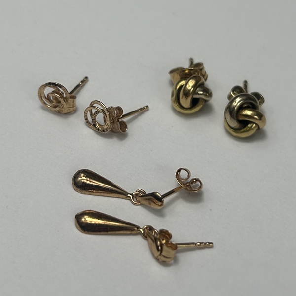 Örhängen, tre par, 18k guld.