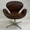 Arne Jacobsen. Fåtölj, "Svanen", Fritz Hansen, Danmark, Cognac Skinn, 1965.