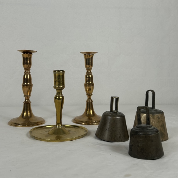 Ljusstakar och klockor, 6 delar, mässing.