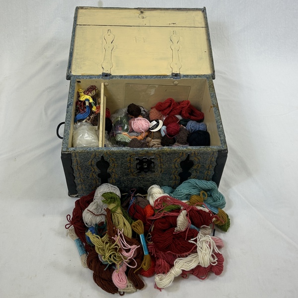 Kista, allmoge, med garner.