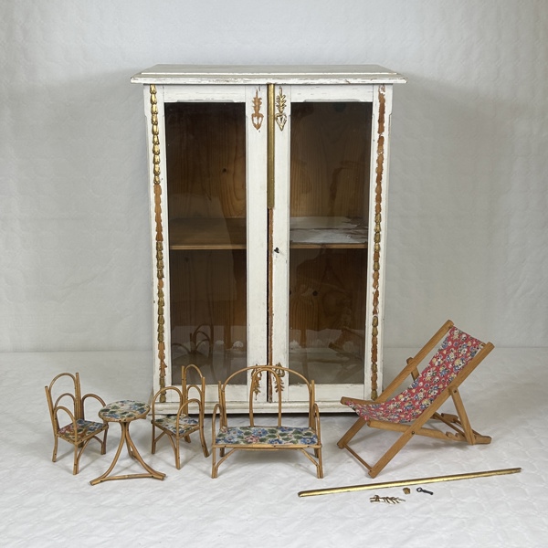 Dockskåp med vitrin, samt möbler, 18/1900-tal.