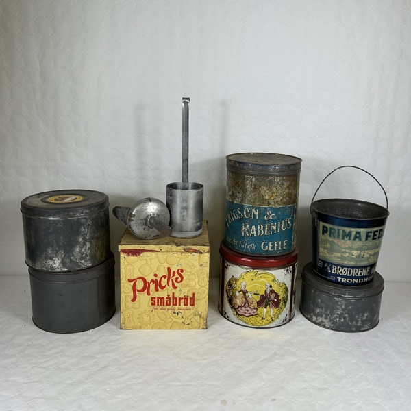 Parti plåtburkar, m.m, 1900-tal.