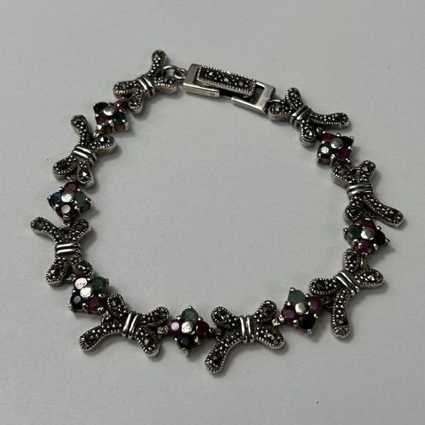 Armband, silver och stenar.