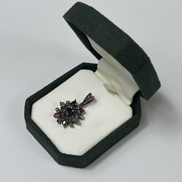 Hänge, silver och stenar.