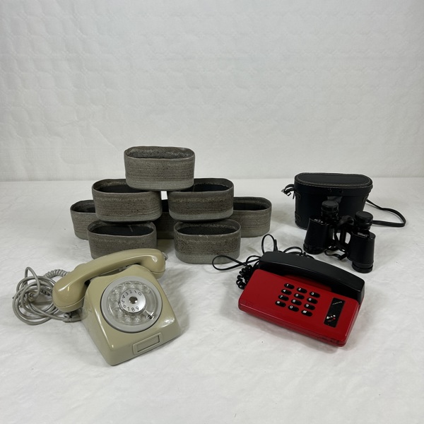 Kikare, telefoner och krukor.