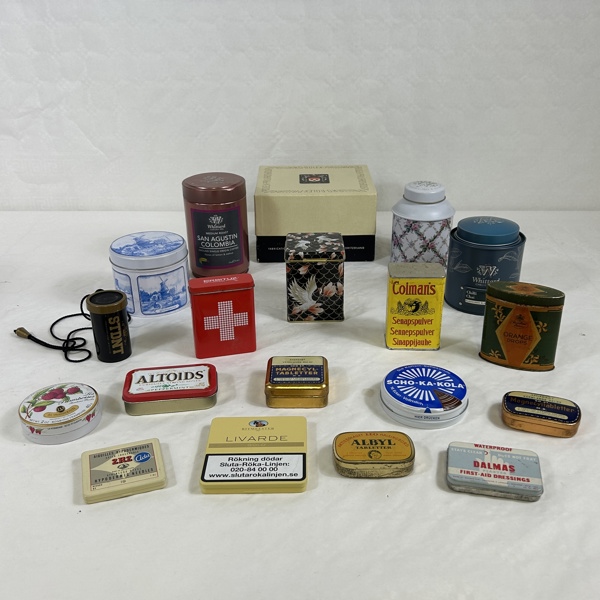 Parti plåtburkar m.m.