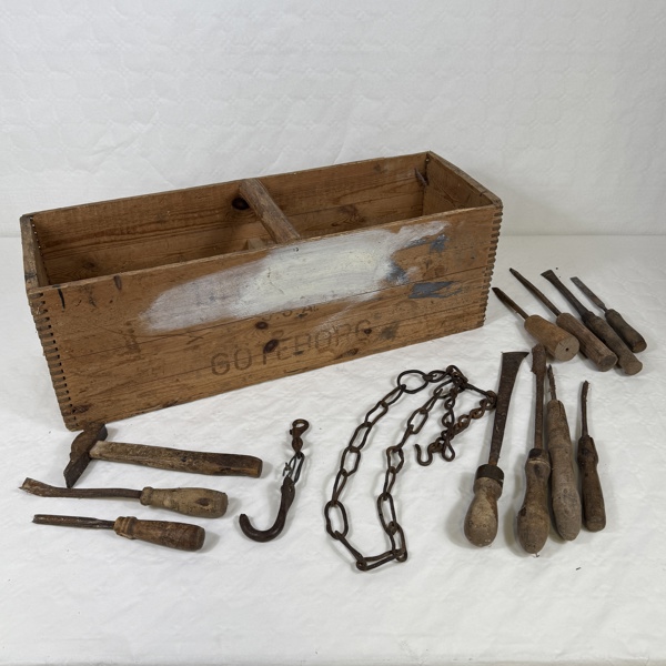 Trälåda med verktyg.