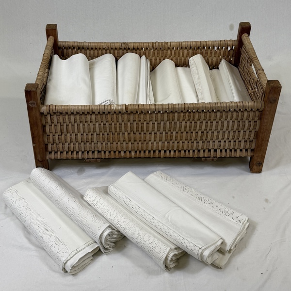 Korg med hemvävda lakan.