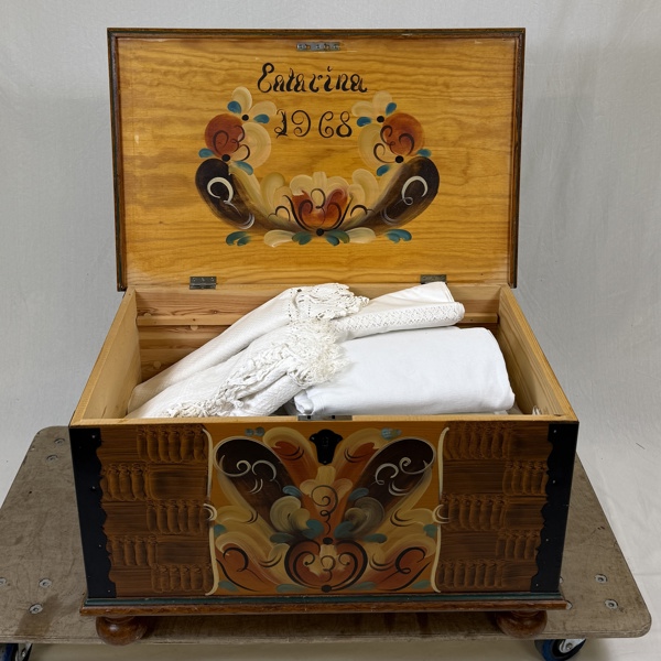 Kista, allmoge, med textil.