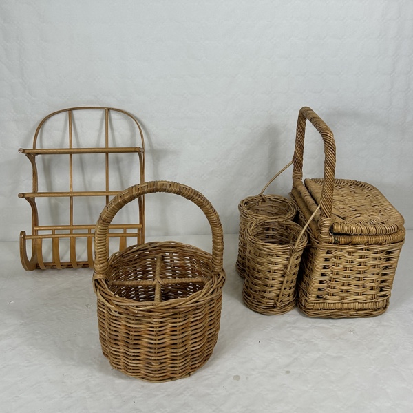 Vägghylla och korgar, 3 delar, 1900-tal.