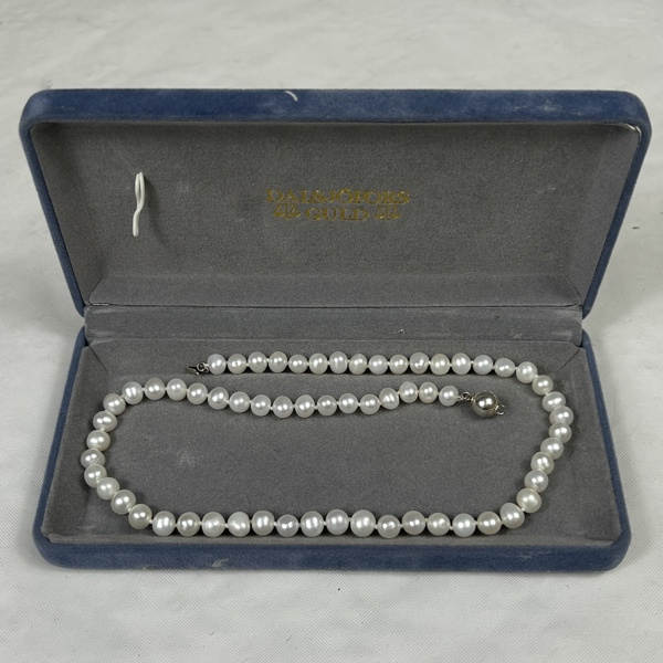 Pärlcollier, med silverlås.