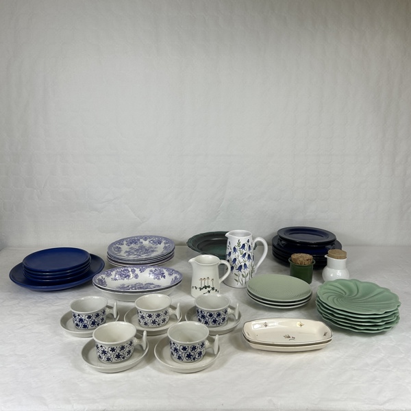 Diverse porslin-, keramik- och glasföremål.