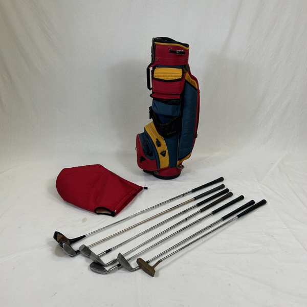 Golfbag med klubbor.