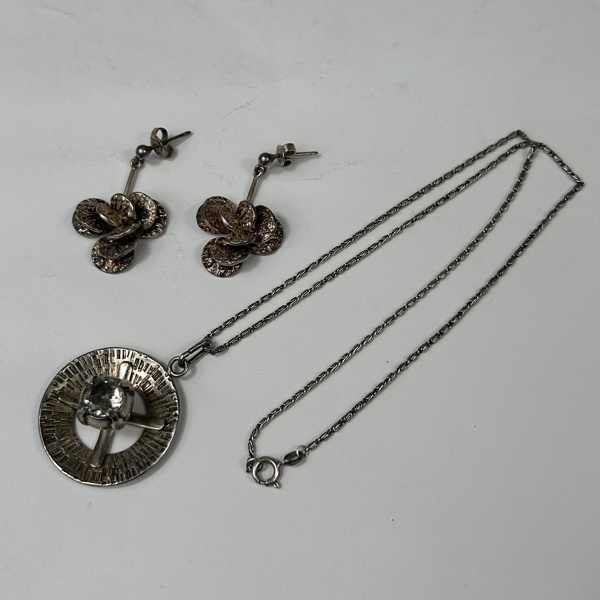 Halsband och örhängen, ett par, silver.