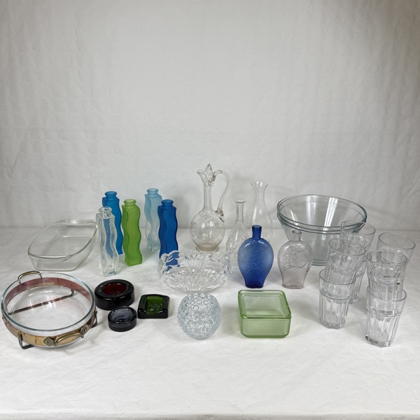 Diverse glasföremål, bla Kosta Boda.