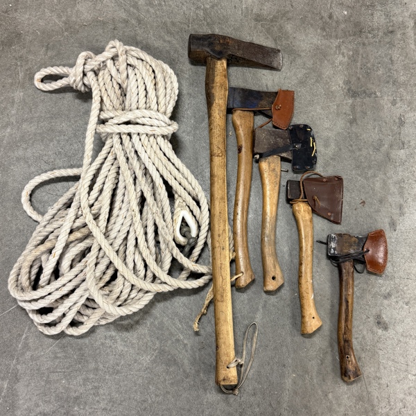 Yxor, 5st, samt ett rep.