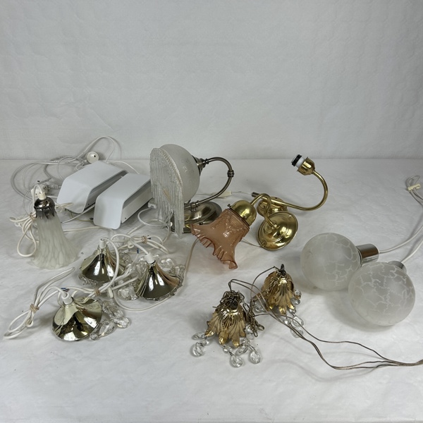 Parti vägg- och fönsterlampor.