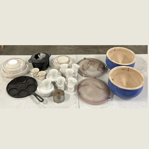 Parti husgeråd och lampor.