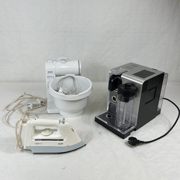 Kaffemaskin, köksassisten samt strykjärn.