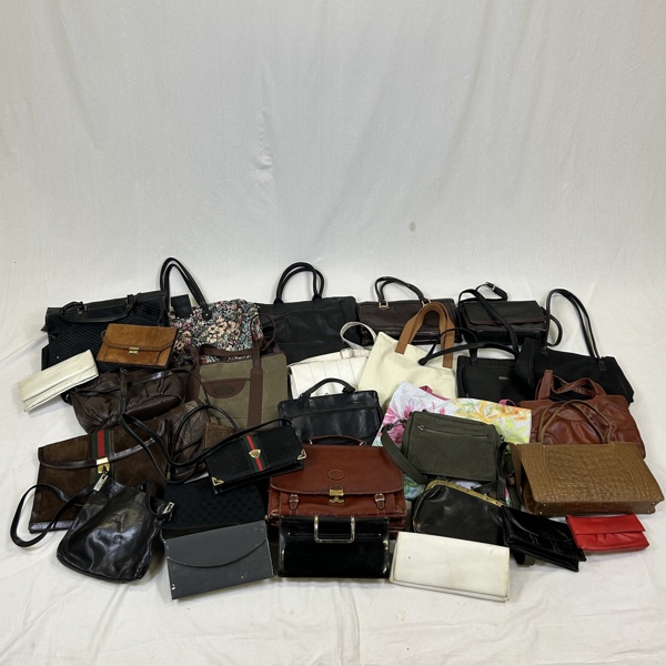 Parti hand- och kuvertväskor.