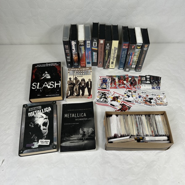 Hockeykort, VHS-filmer och böcker.