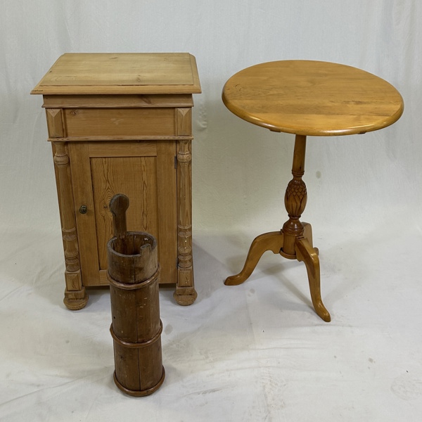 Pottskåp, fällbord och smörkärna, allmoge.