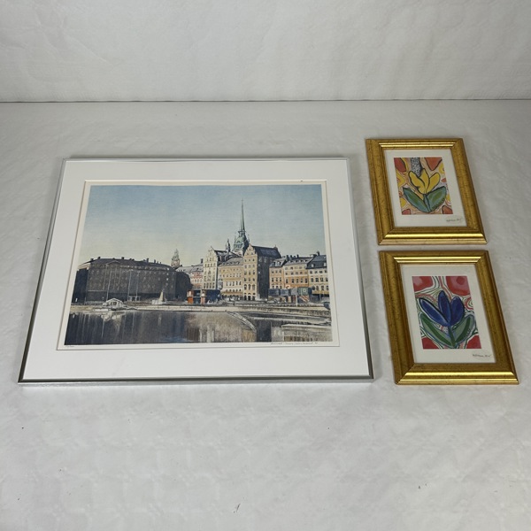 Tavlor, 3st, varav två Ulrica Hydman Vallien.