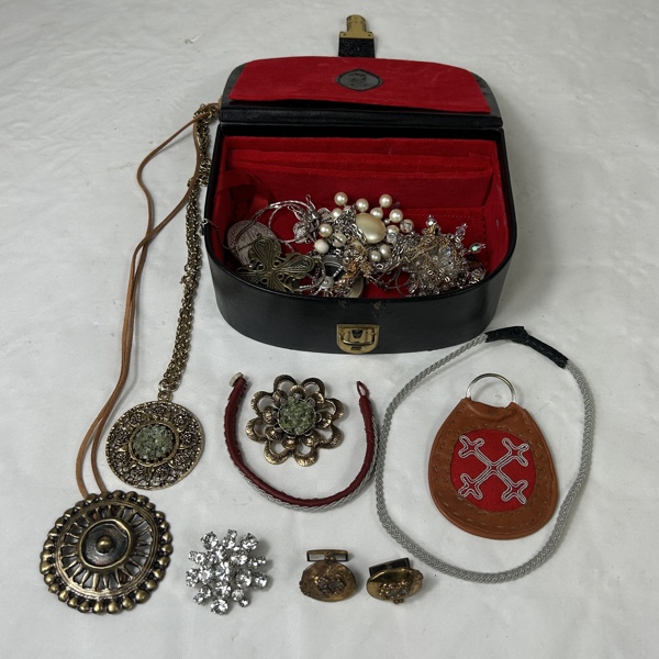 Skrin med bijouterier.