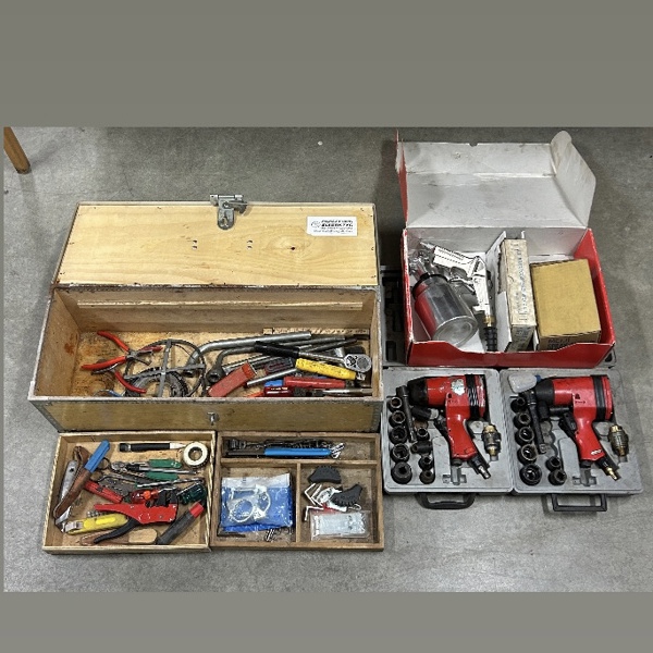 Parti verktyg och handmaskiner.